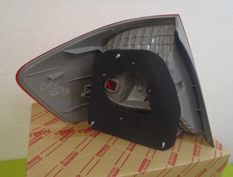 TOYOTA PREMIO AZT240 NZT240 ZZT240 ZZT245 TAIL LENS RIGHT 81551